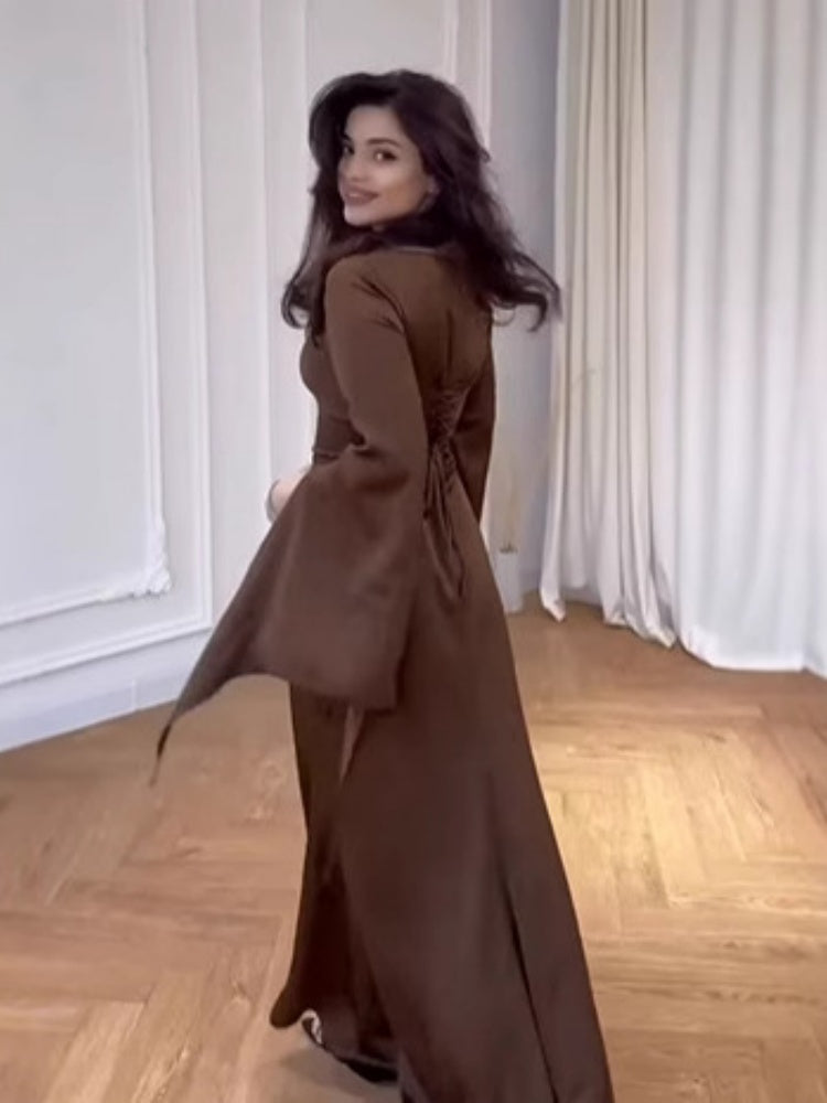 Braunes Fledermausärmel-Gewandkleid