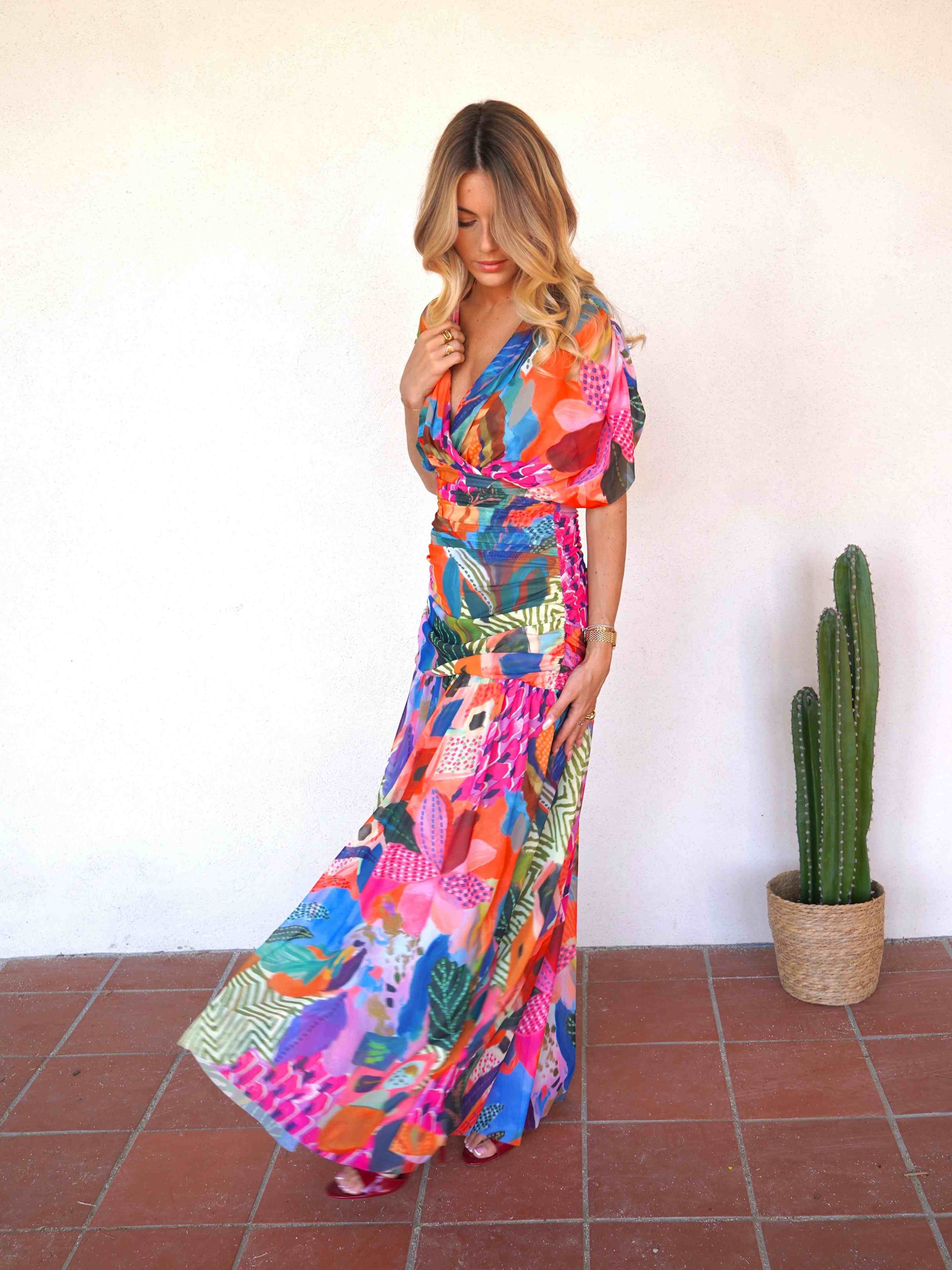 Abstraktes Mehrfarbiges bedrucktes Mesh-Maxikleid