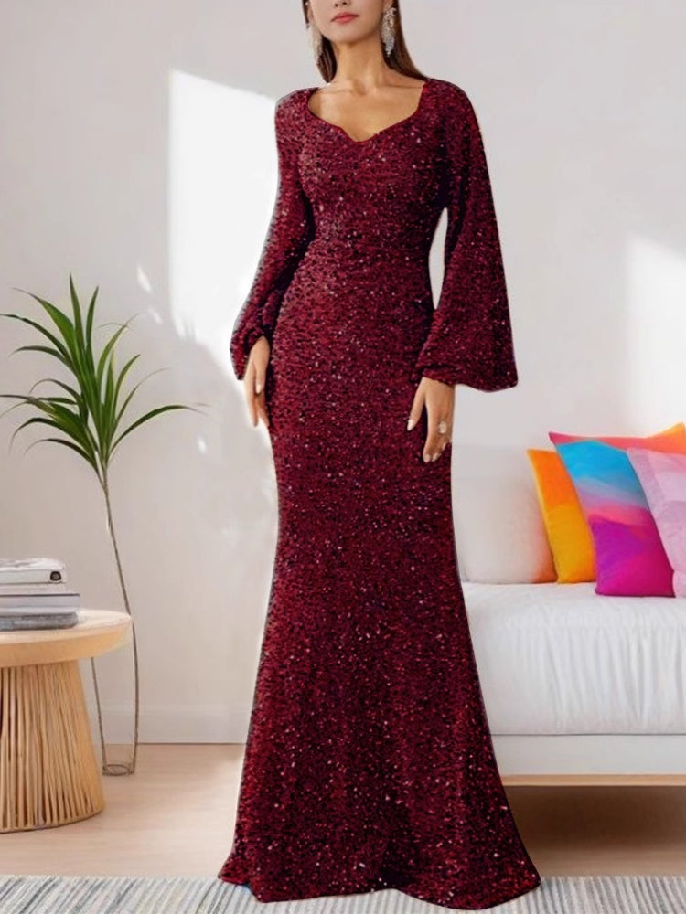 Funkelndes Abendkleid mit ausgestellten Ärmeln