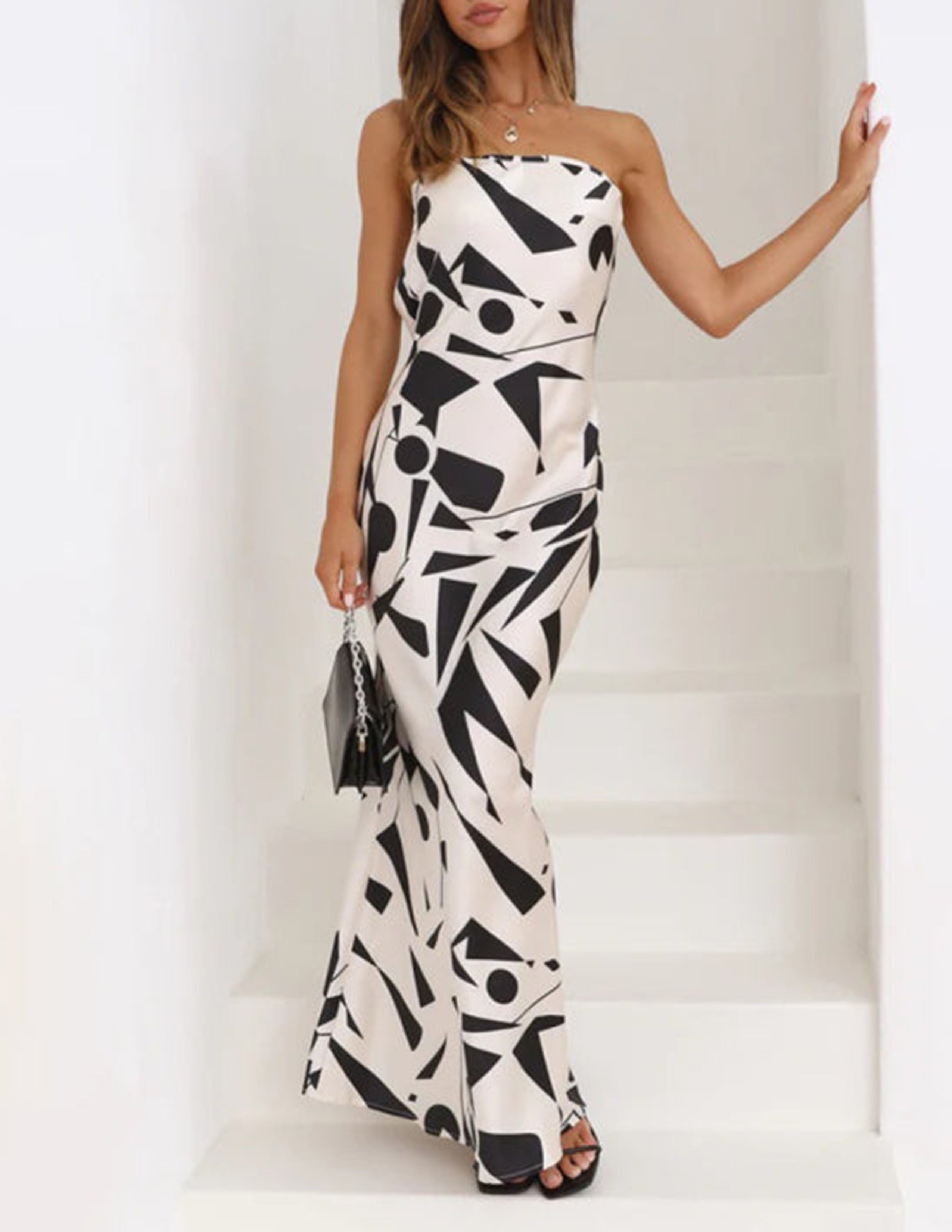 Satin-Off-Shoulder-Maxikleid mit geometrischem Muster