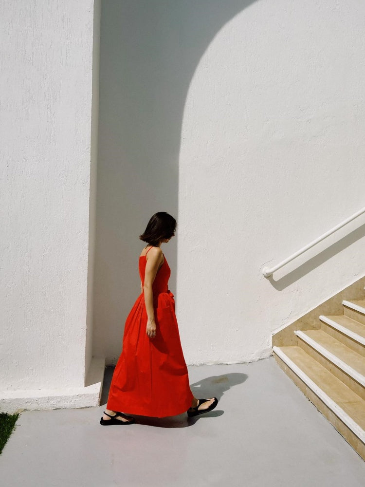 Rotes Midi-Kleid mit eckigem Ausschnitt und Bindegürtel