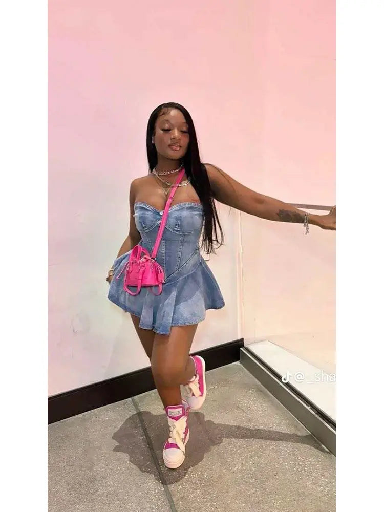 Trägerloses Rüschenkleid aus Denim