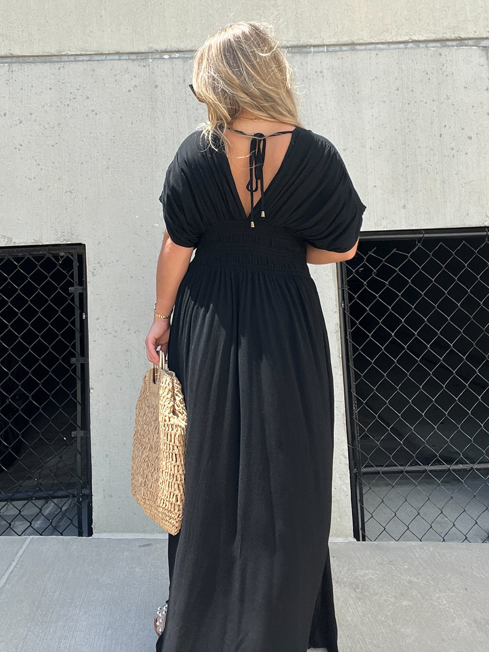 Schwarzes Maxikleid mit gebrochenem Herzen