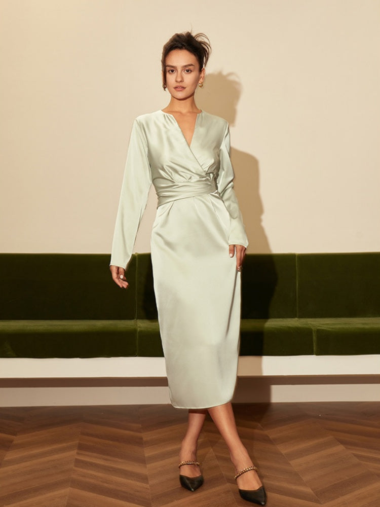 Elegantes, tailliertes Midikleid mit Premium-Haptik