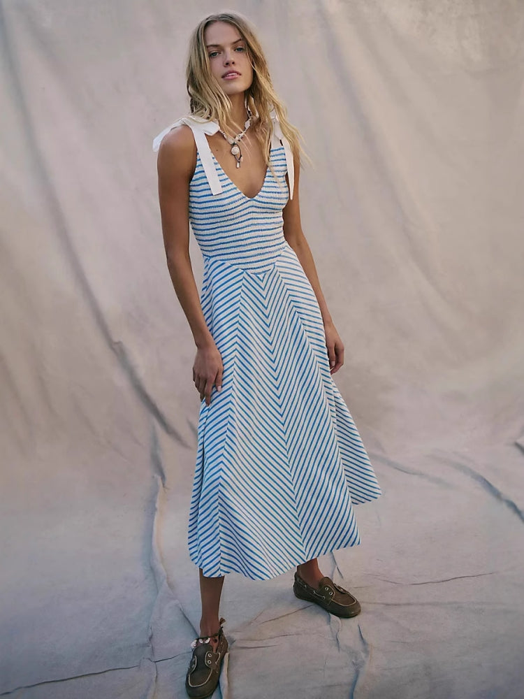Strandkleid mit Rückenausschnitt und V-Ausschnitt