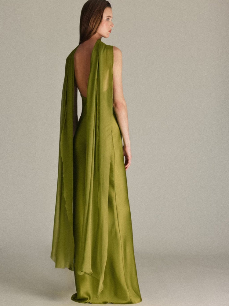 Das Kleid mit abnehmbarem Umhang