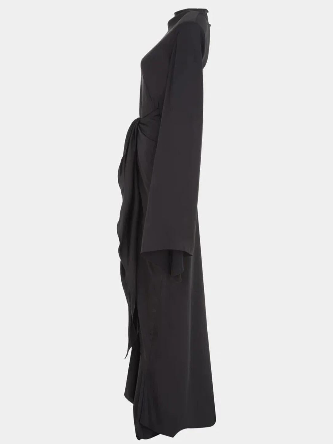 Maxikleid im Gothic-Stil mit hohem Kragen und dramatischen Ärmeln
