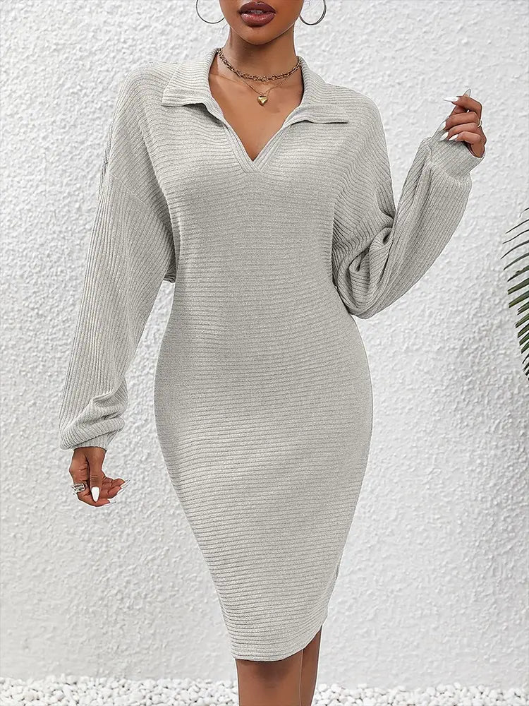 Strickkleid mit V-Ausschnitt, langen Ärmeln und figurbetonter Passform