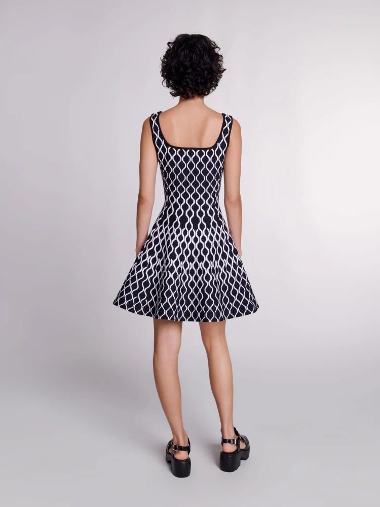 Mona Strickkleid mit abstraktem Muster, eckigem Ausschnitt und Minilänge