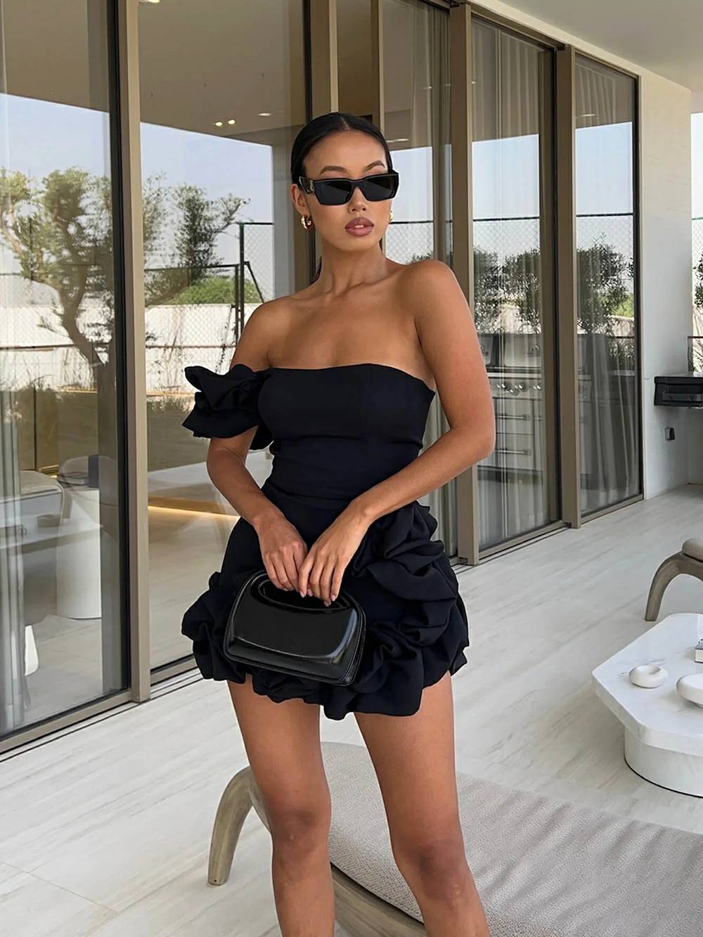 Etuikleid mit Rüschensaum und One-Shoulder-Bustier