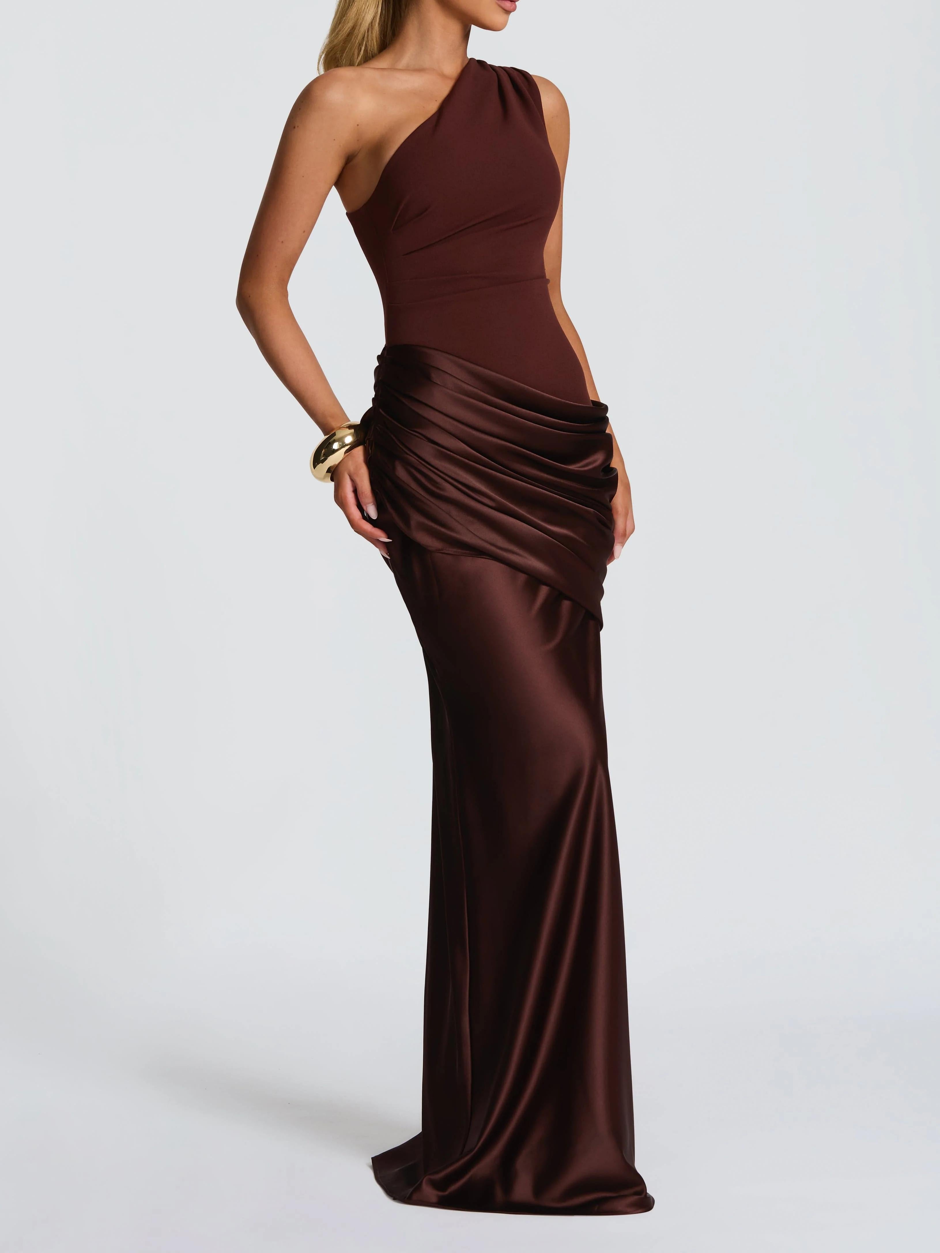 Elegantes, schulterfreies, plissiertes Maxikleid