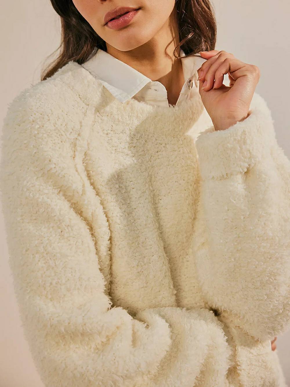 Spitzen-Minikleid & Teddy-Pullover