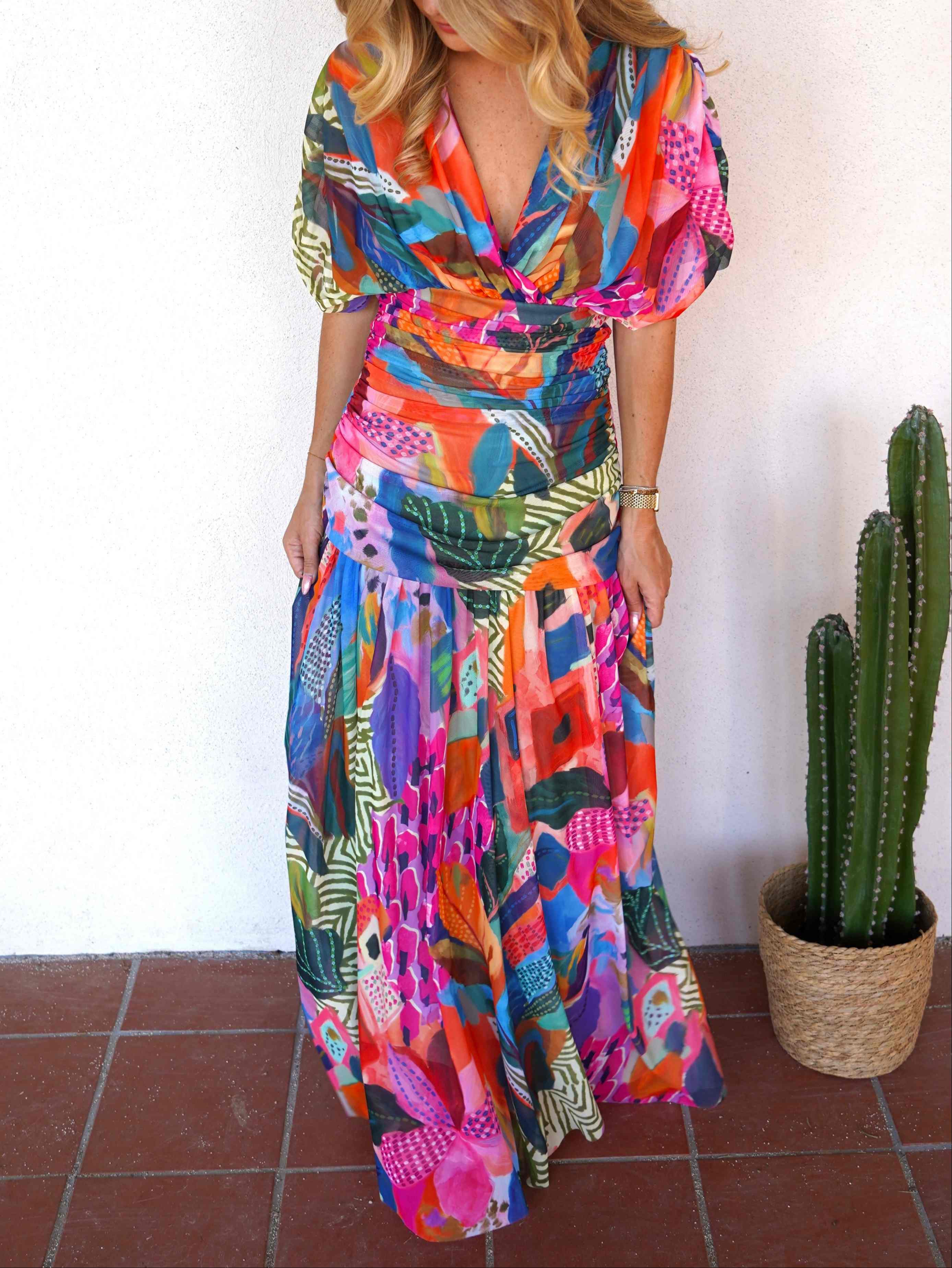 Abstraktes Mehrfarbiges bedrucktes Mesh-Maxikleid