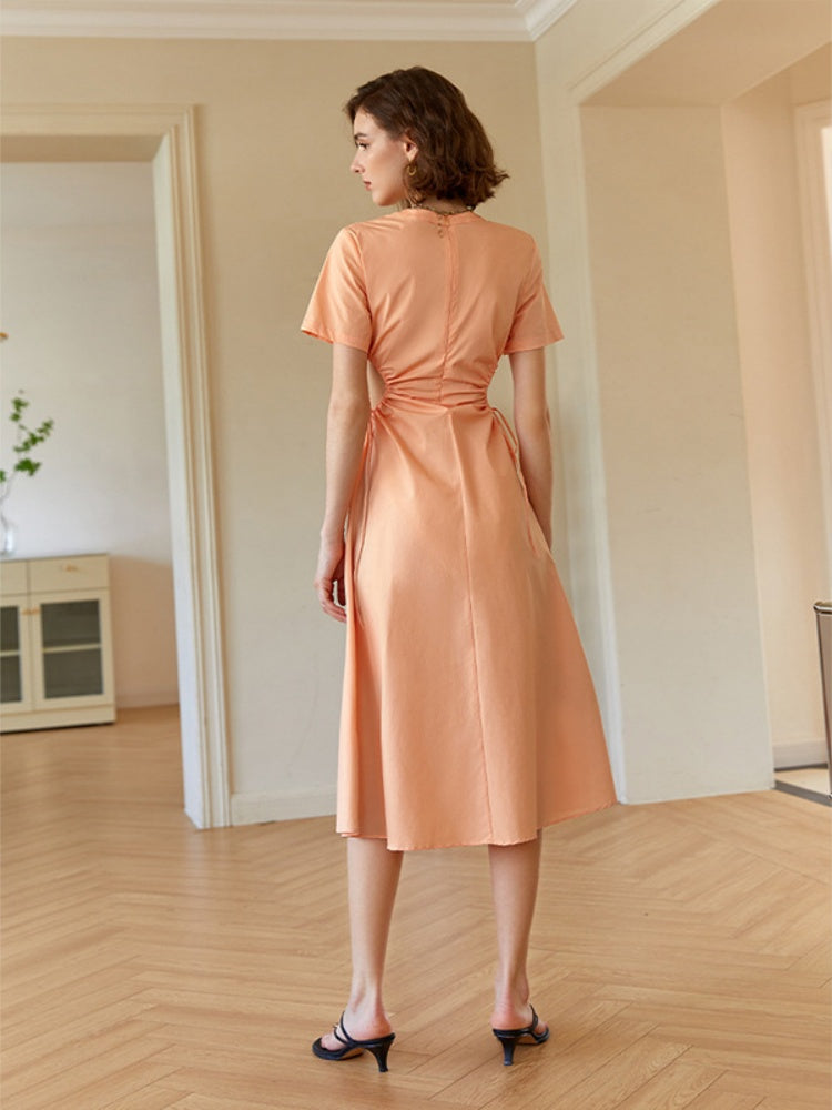 Taillenbetontes Midi-Kleid im Designer-Stil