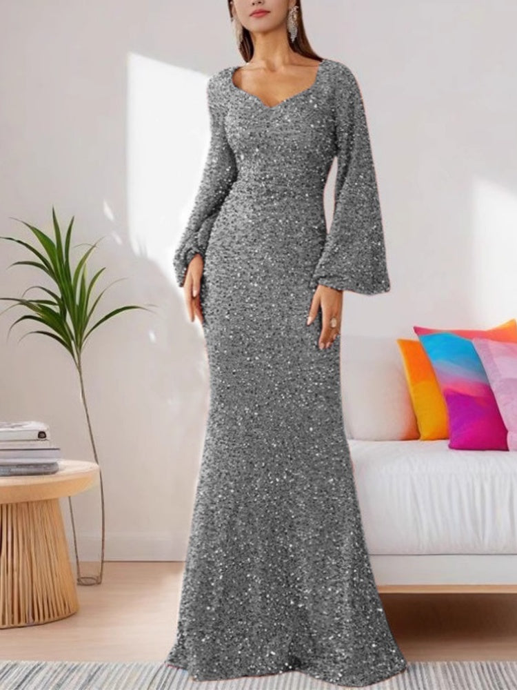 Funkelndes Abendkleid mit ausgestellten Ärmeln
