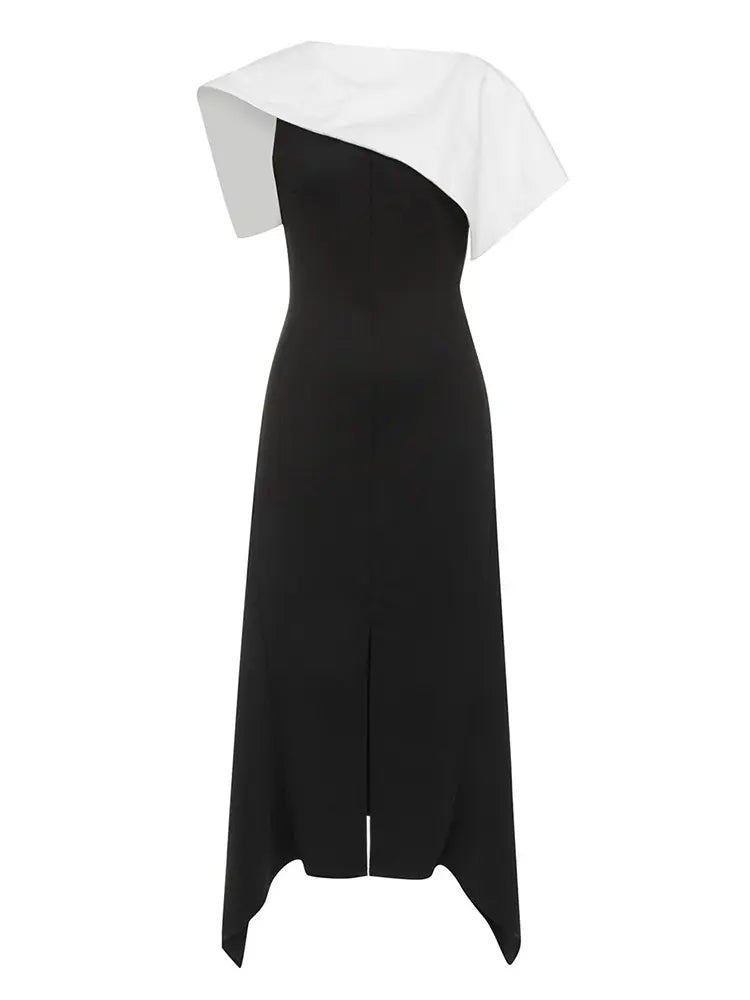 Enges schwarz-weißes Kleid