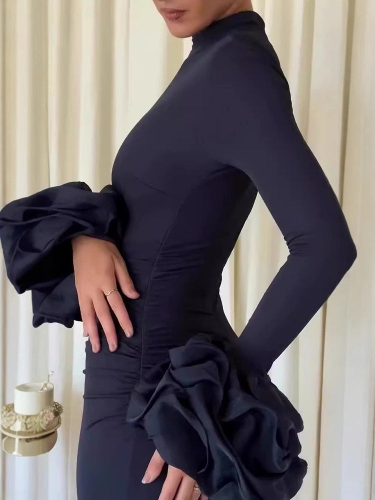 Trendiges Abendkleid mit ausgestellten Ärmeln und Schlitz