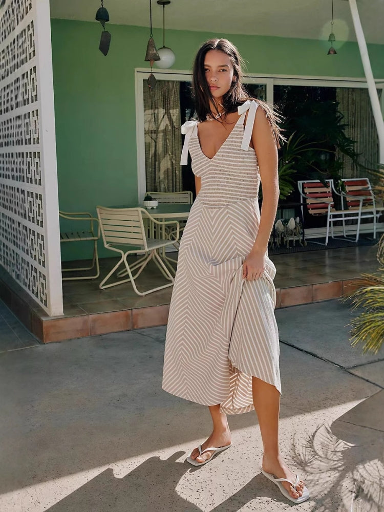 Strandkleid mit Rückenausschnitt und V-Ausschnitt