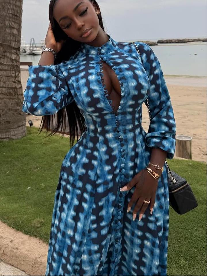 Blaues Batik-Maxikleid mit Knopfleiste