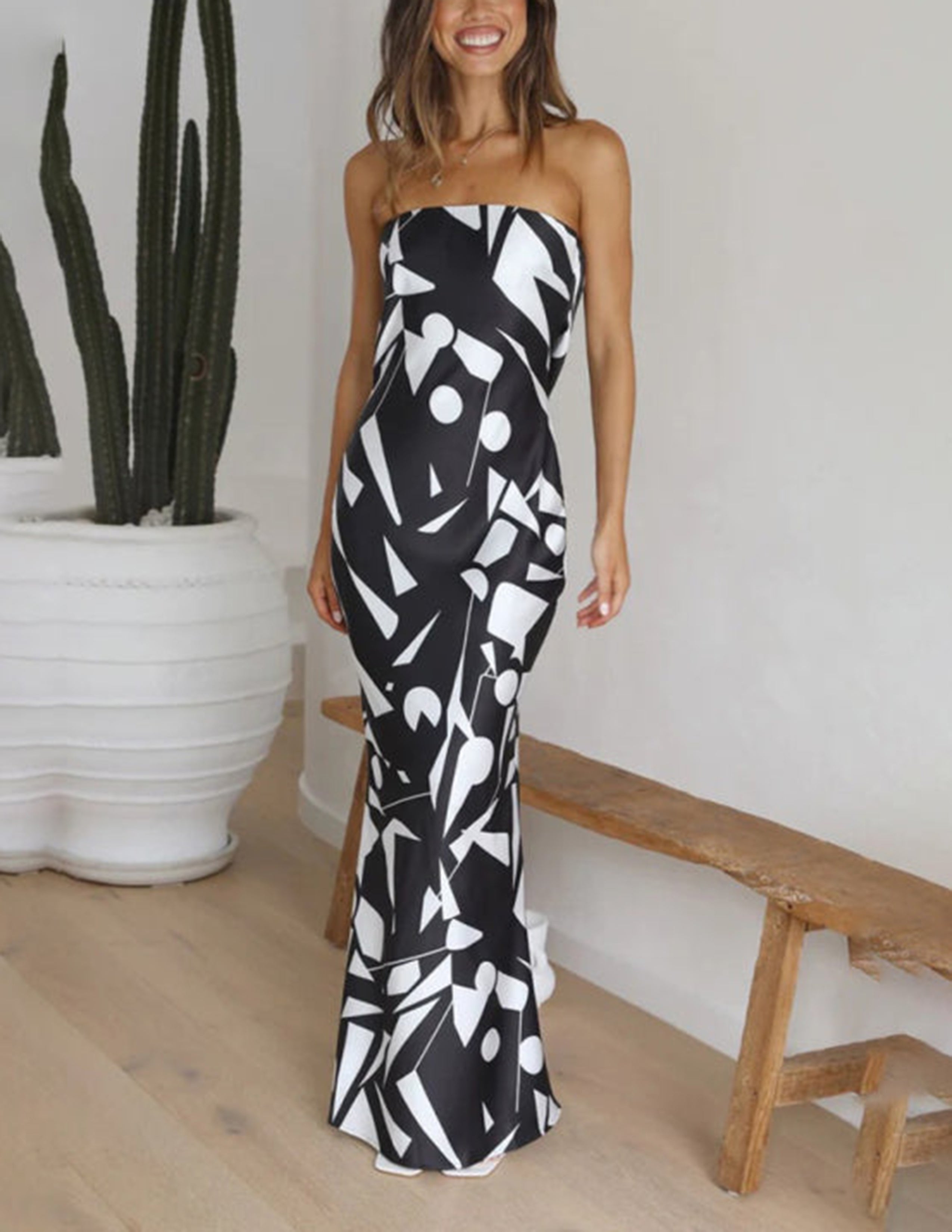 Satin-Off-Shoulder-Maxikleid mit geometrischem Muster