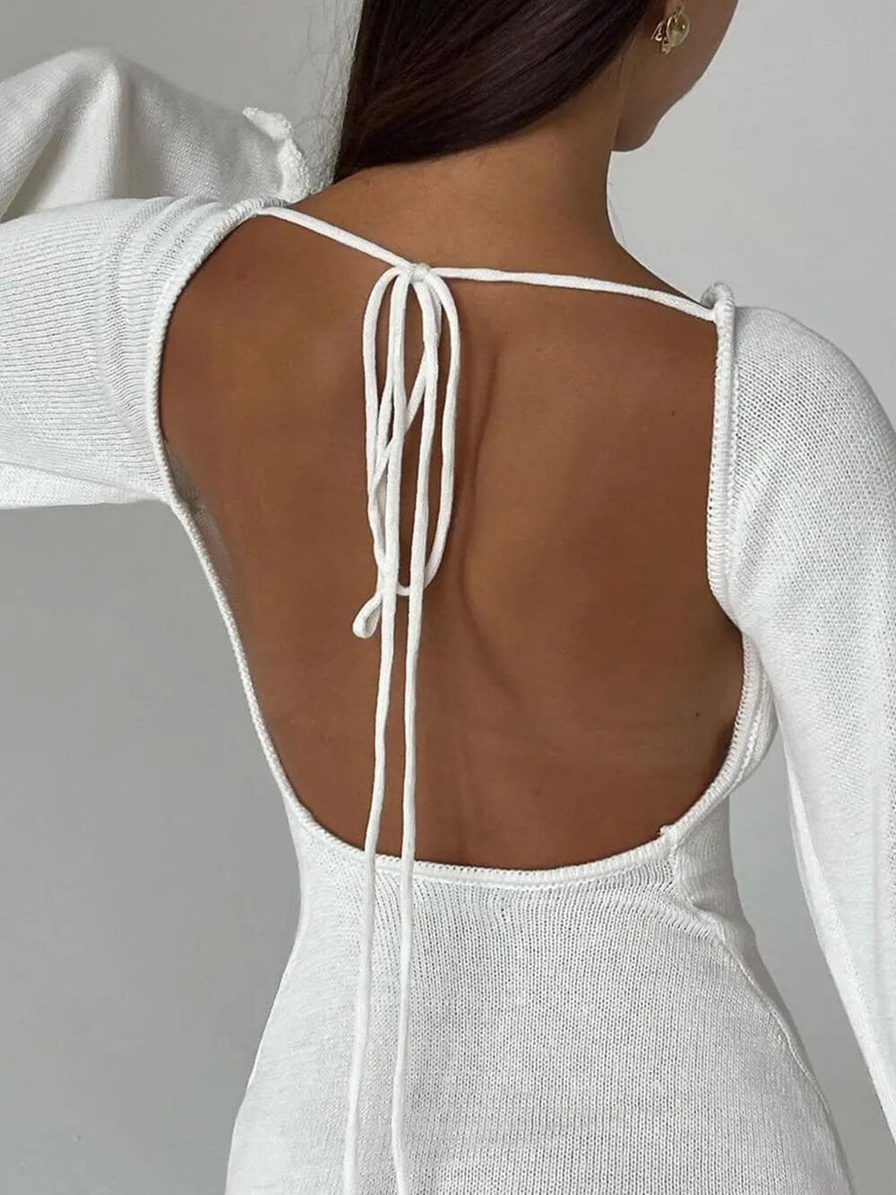 Kurzes Kleid mit Rundhalsausschnitt und Rüschenärmeln
