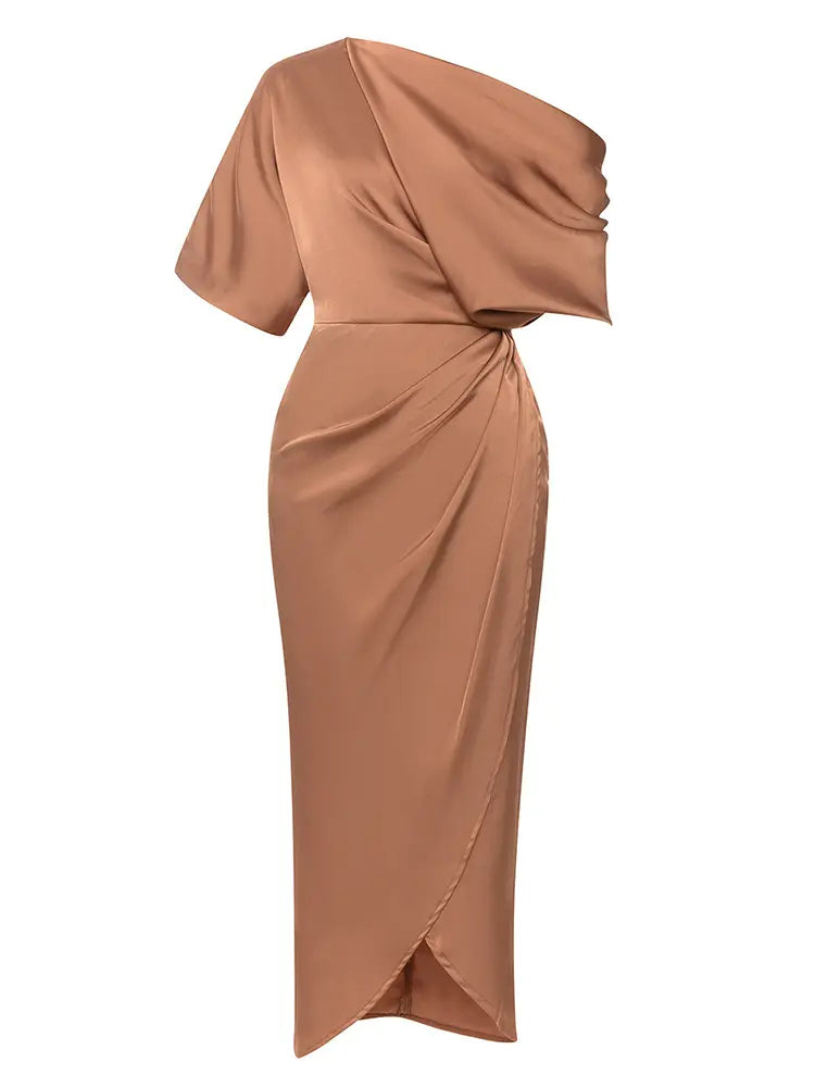 Asymmetrisches Kleid mit geraffter Vorderseite und Schlitz