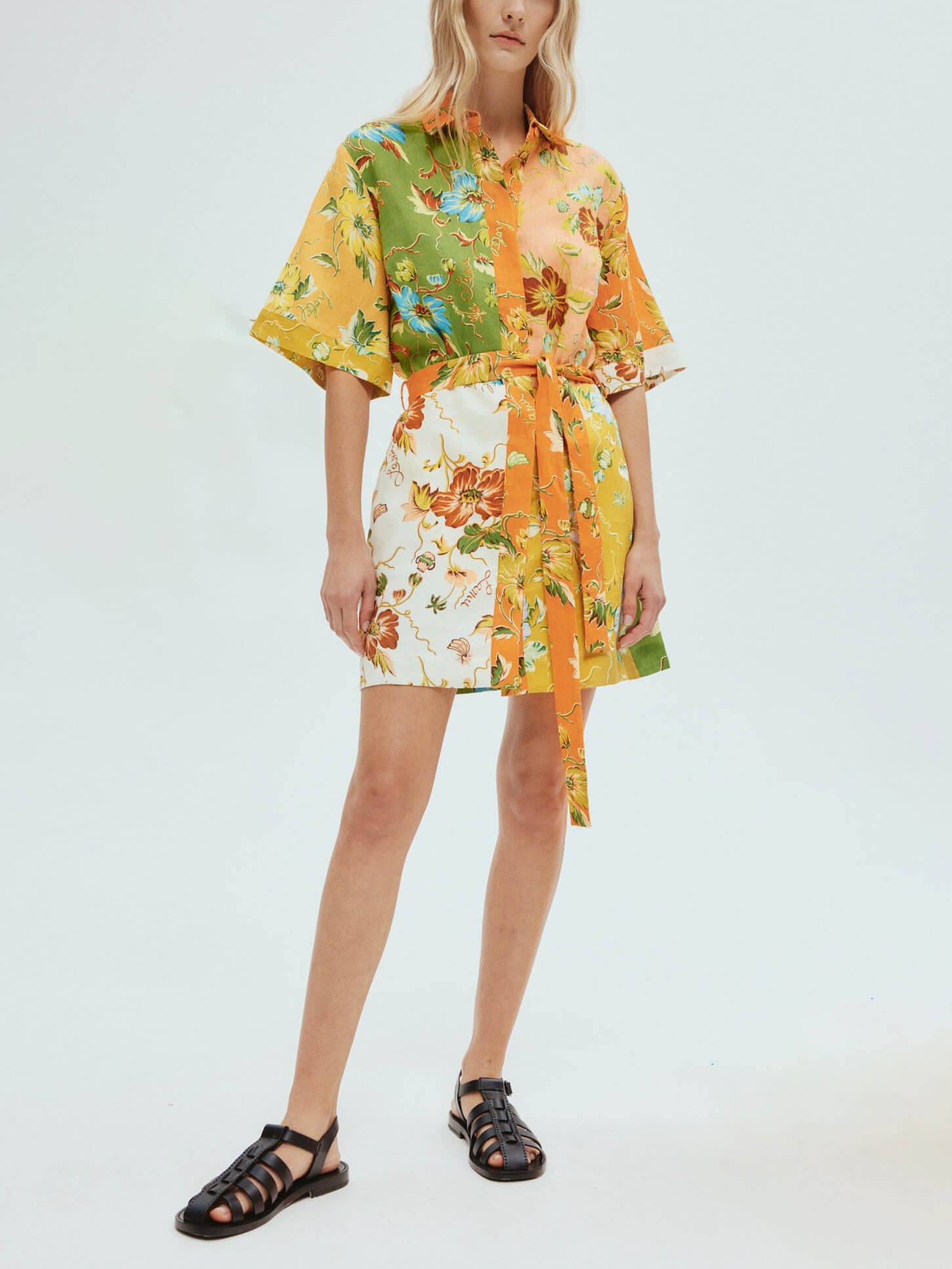 Einzigartiges, kontrastierendes Mini-Blumenkleid