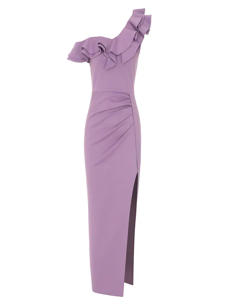 Elegantes, gerafftes Schlitzkleid mit Schulterbetonung