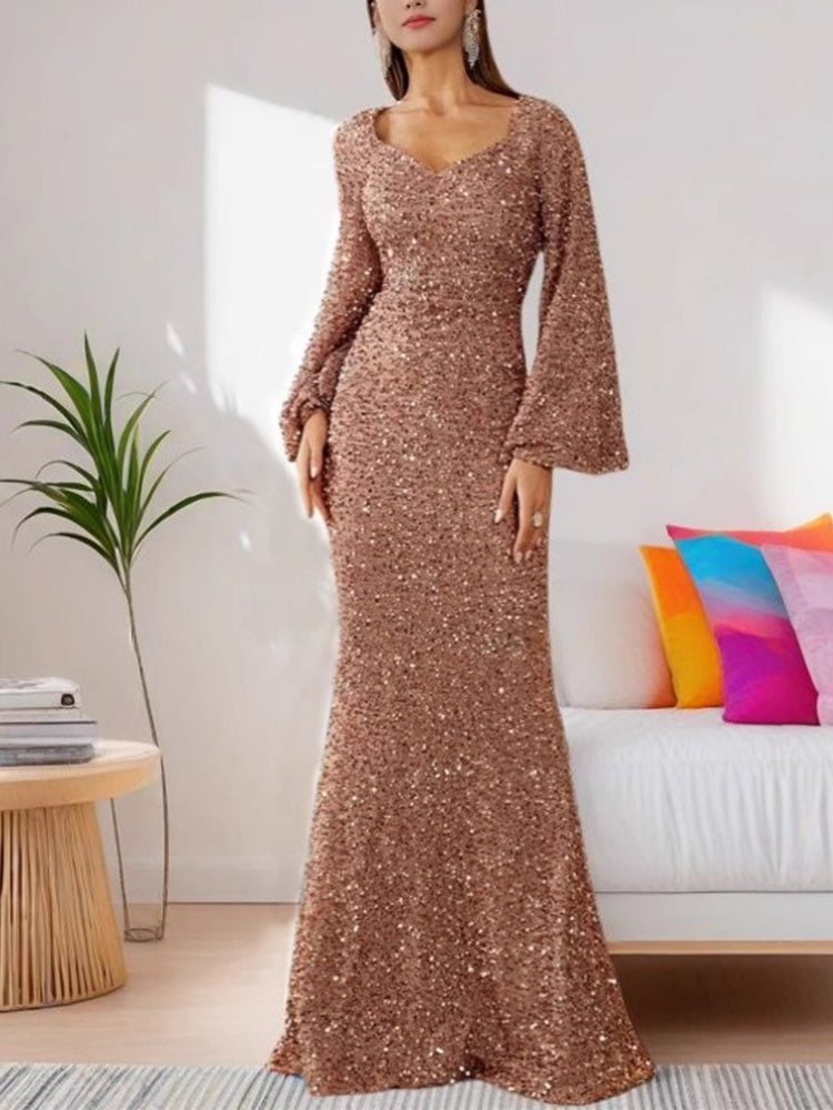 Funkelndes Abendkleid mit ausgestellten Ärmeln