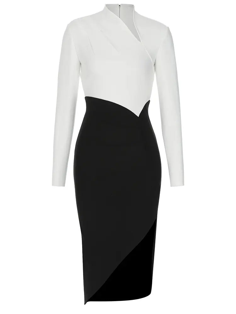 Ein schulterfreies Bandage-Kleid mit seitlichem Schlitz