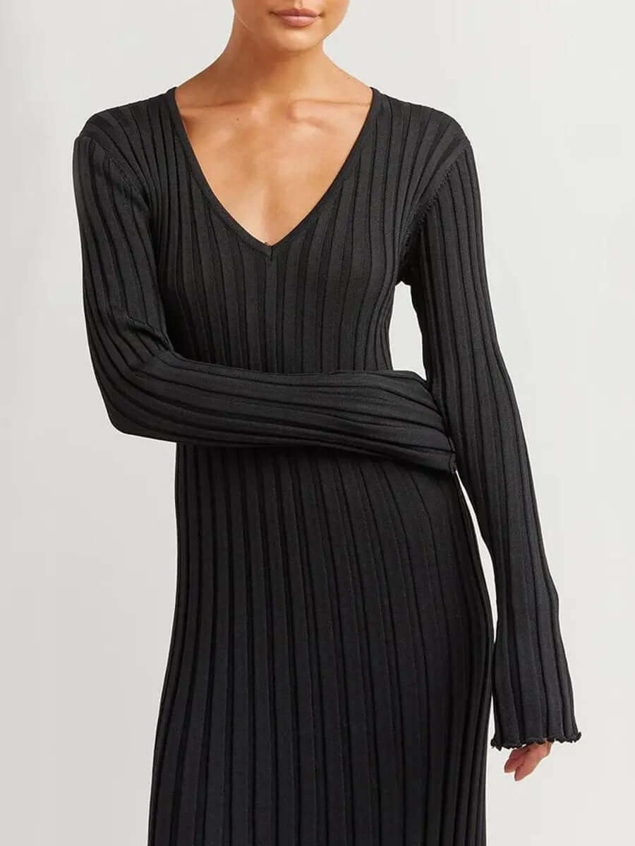 Maxikleid mit V-Ausschnitt, Rüschenärmeln und geripptem Strickmuster
