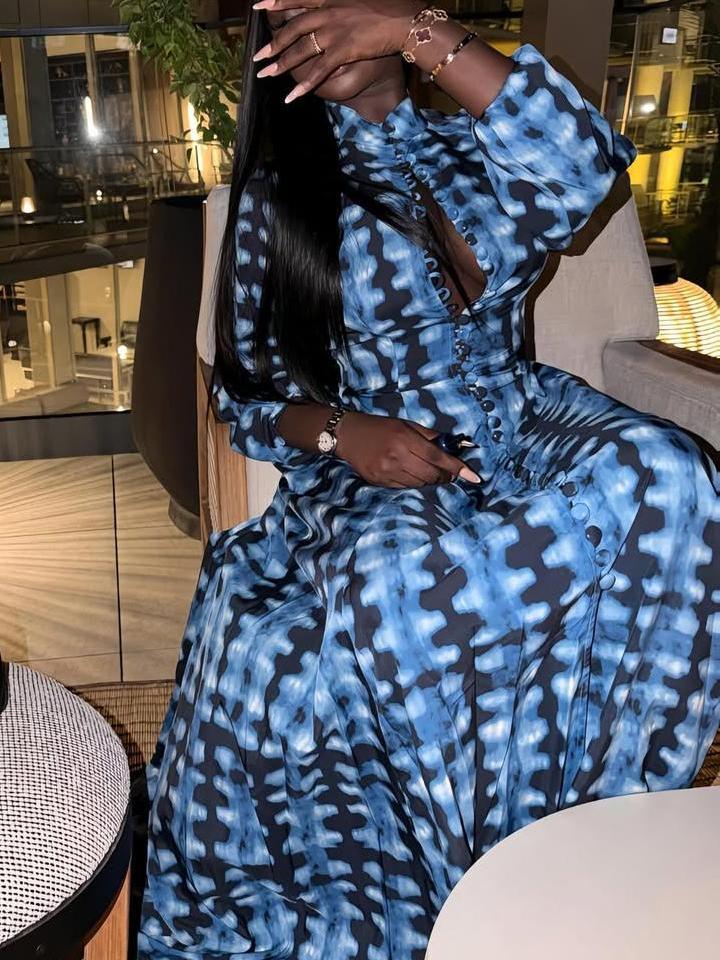 Blaues Batik-Maxikleid mit Knopfleiste