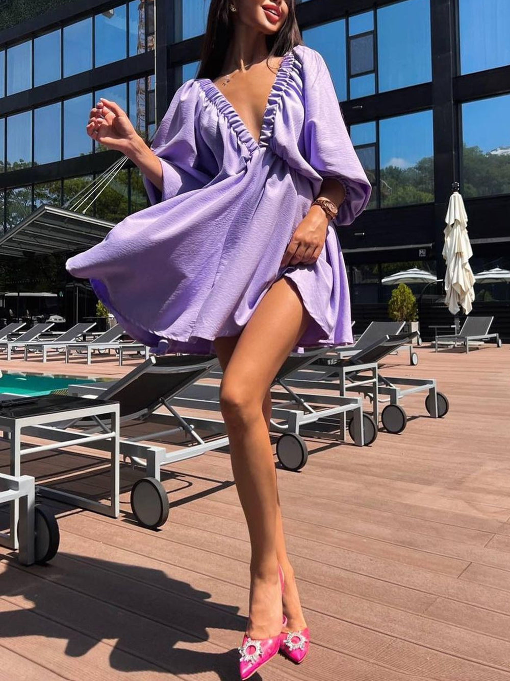 Gewebtes Skater-Minikleid mit tiefem Ausschnitt