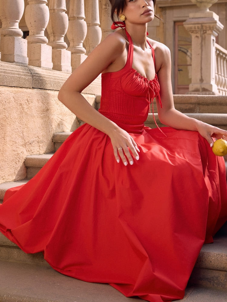 Rotes rückenfreies Neckholder-Midikleid