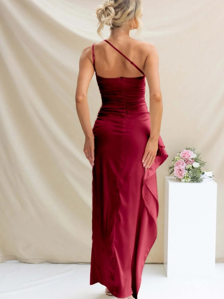Asymmetrisches Abendkleid mit Schlitz