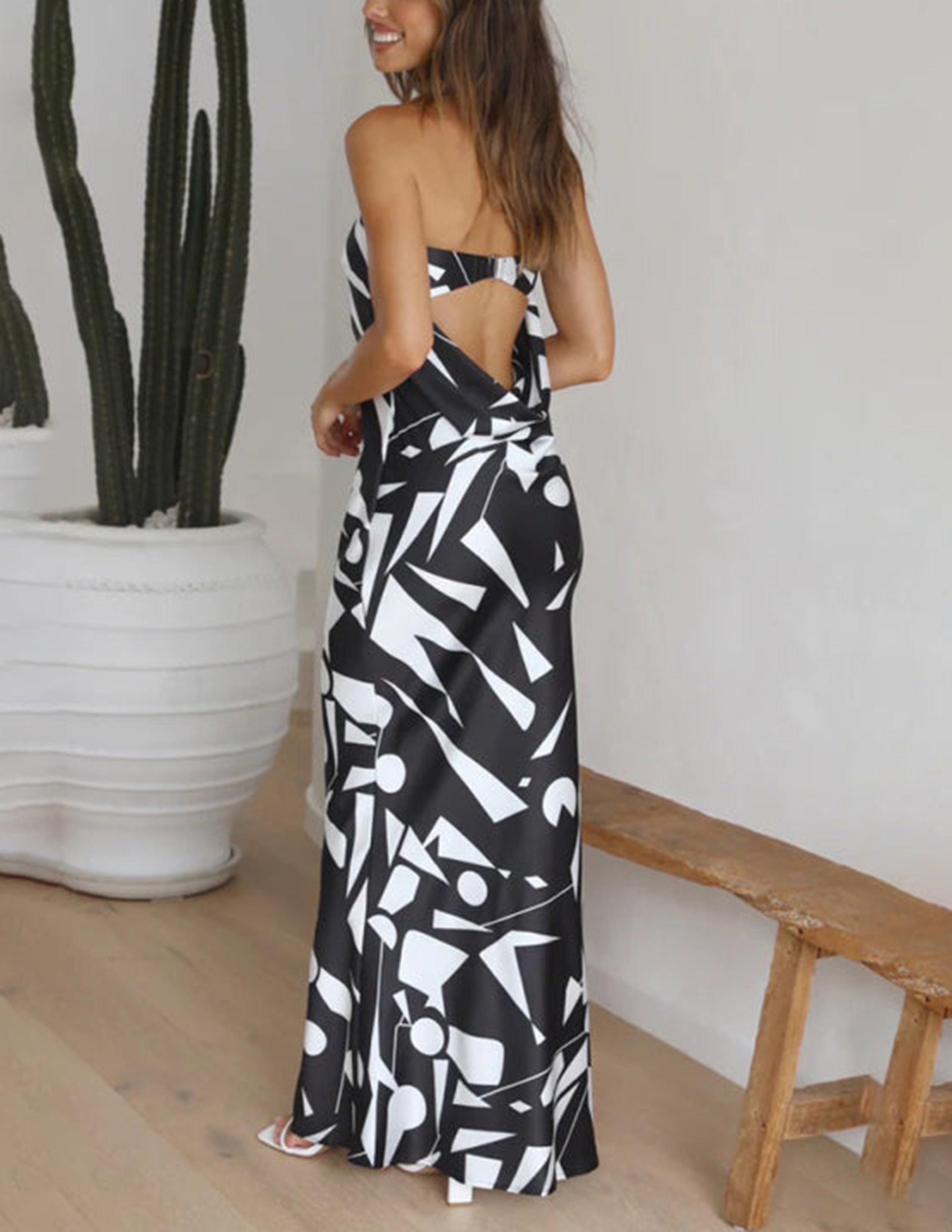 Satin-Off-Shoulder-Maxikleid mit geometrischem Muster