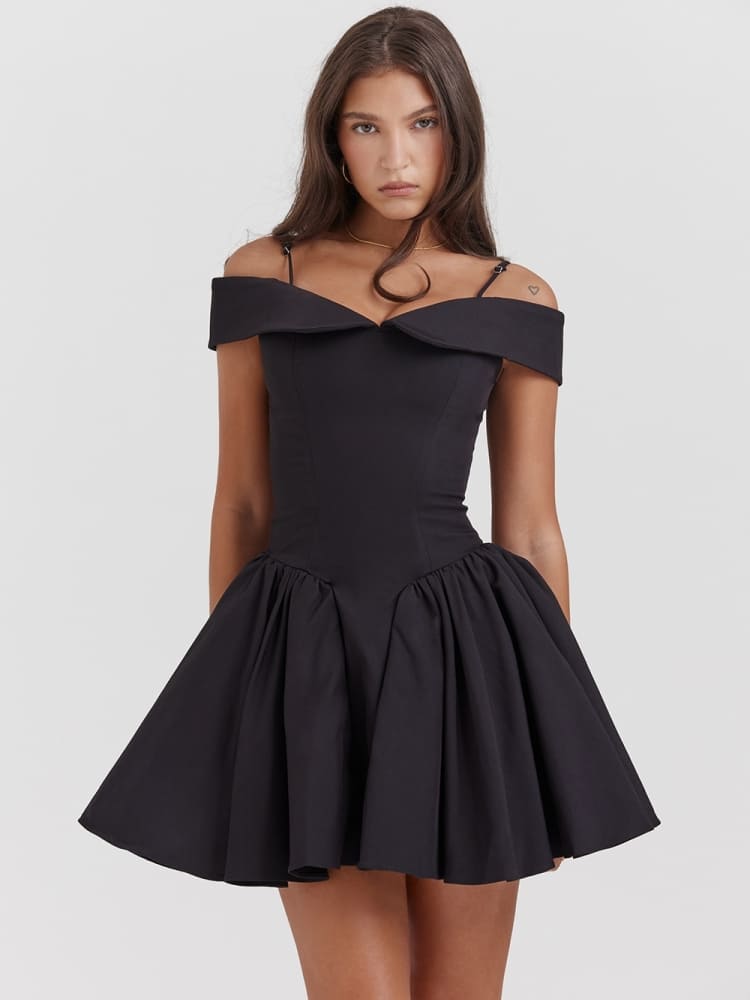 Schwarzes schulterfreies Spaghettiträger-Minikleid