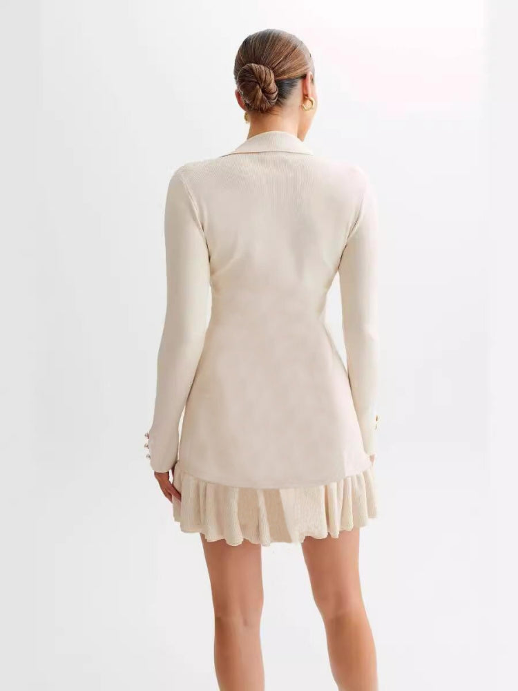 Gerüschtes Strick-Minikleid mit Perlmuttknöpfen