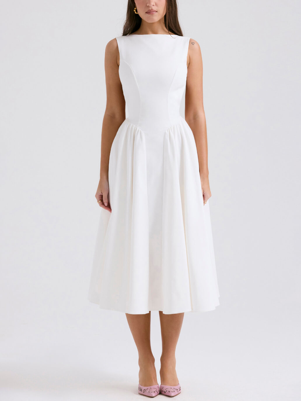 Stylisches und elegantes, einfarbiges Midi-Kleid mit Rundhalsausschnitt und Rückenausschnitt ohne Ärmel