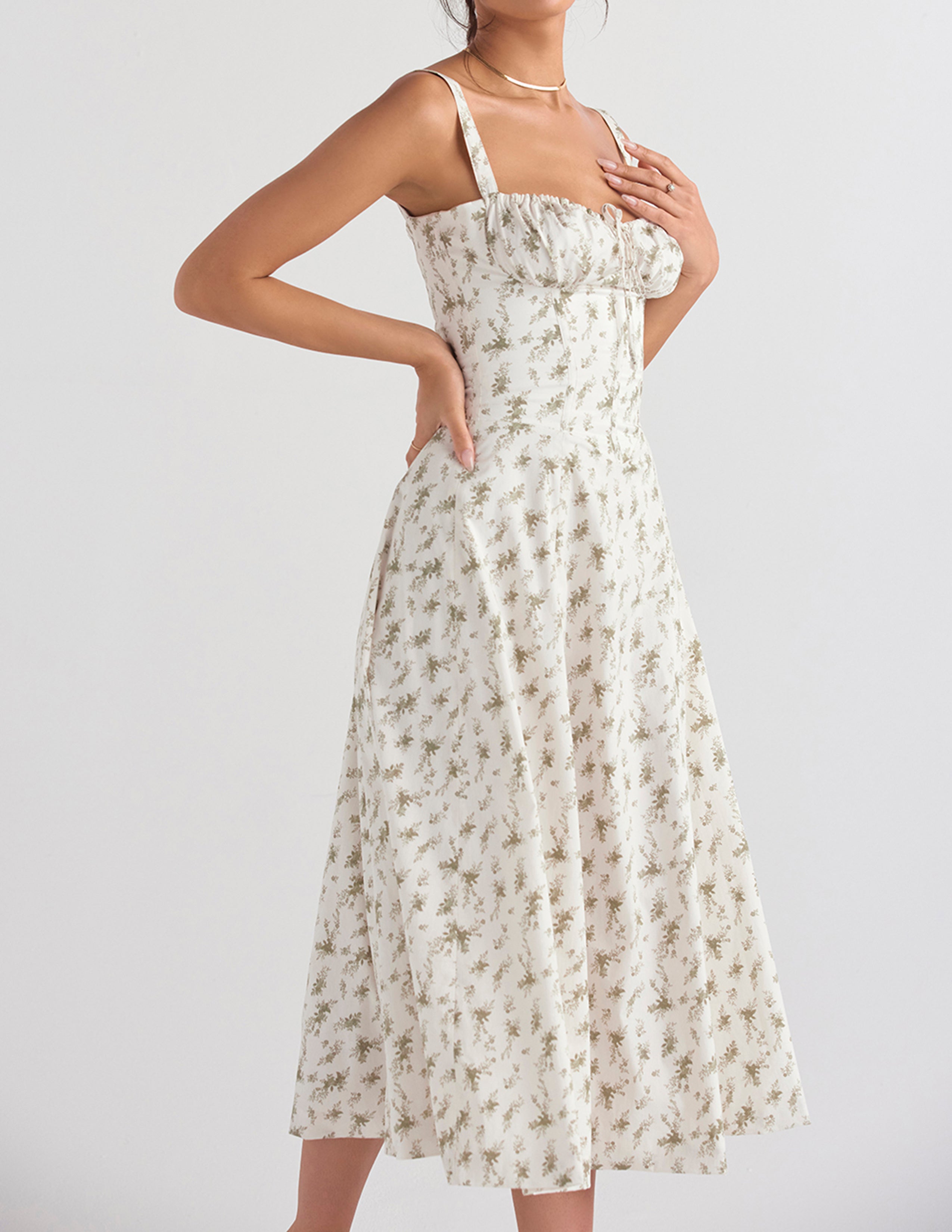 Kleid mit Rosenmuster und Fischgrätmuster