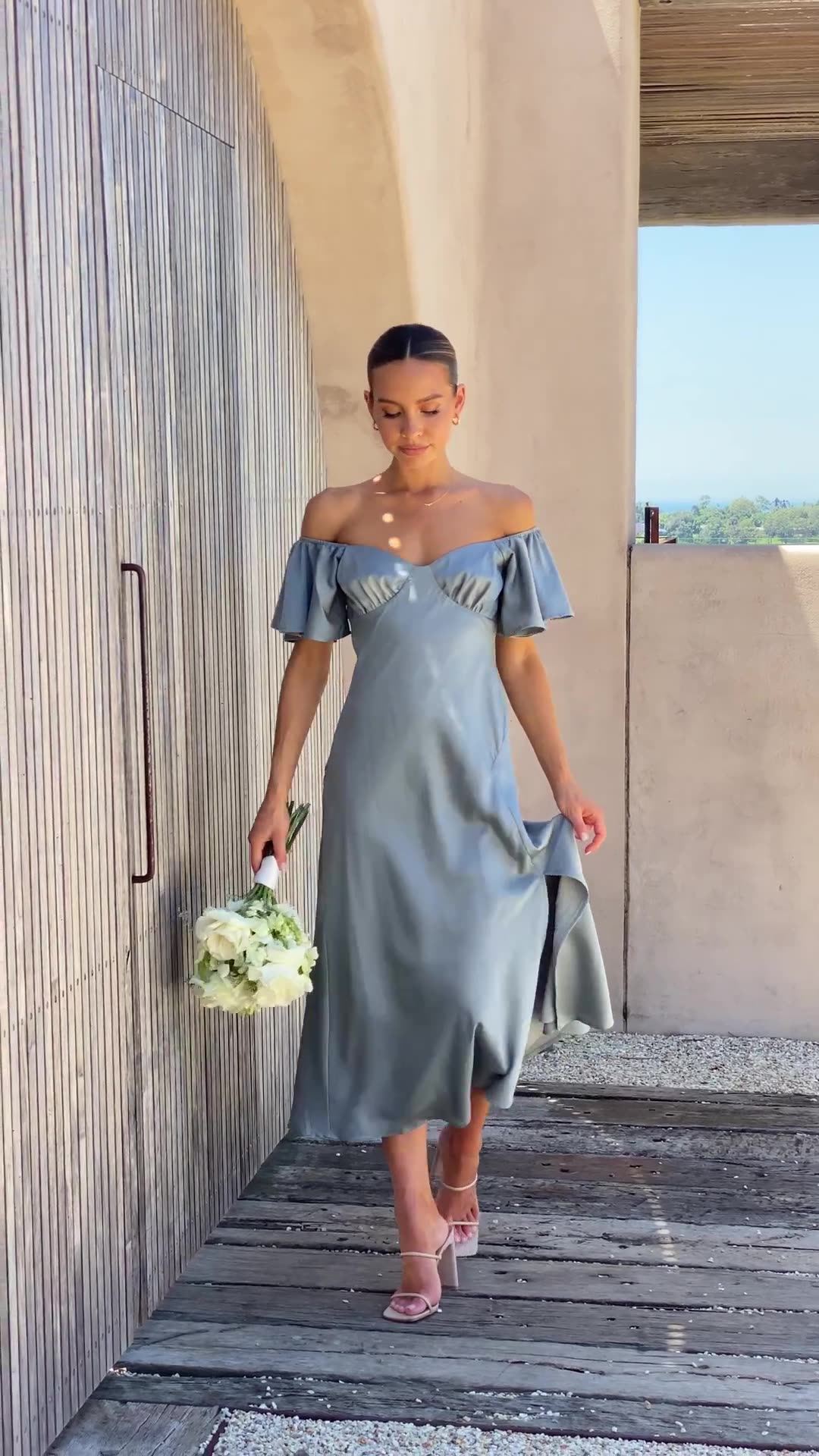 Midi-Kleid mit Seitenschlitz: Carmen-Ausschnitt, Volantärmel