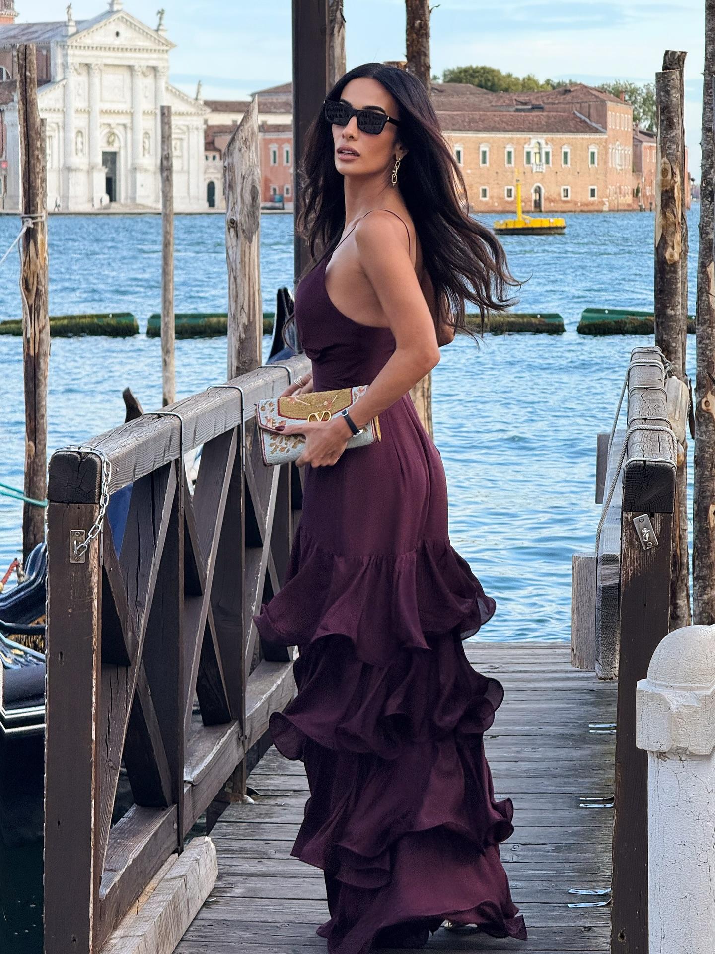Elegantes gestuftes Maxikleid in Burgunderrot