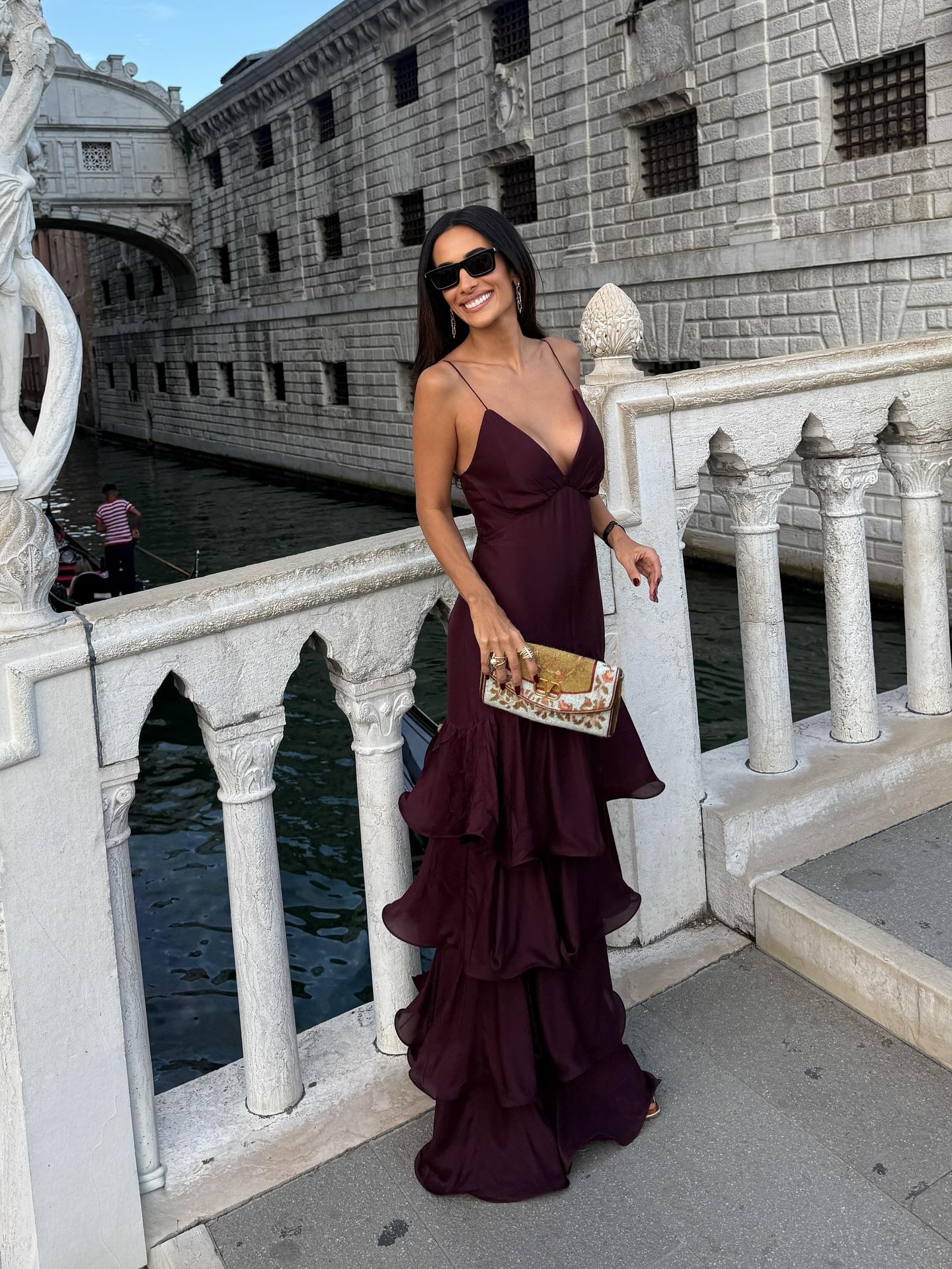 Elegantes gestuftes Maxikleid in Burgunderrot