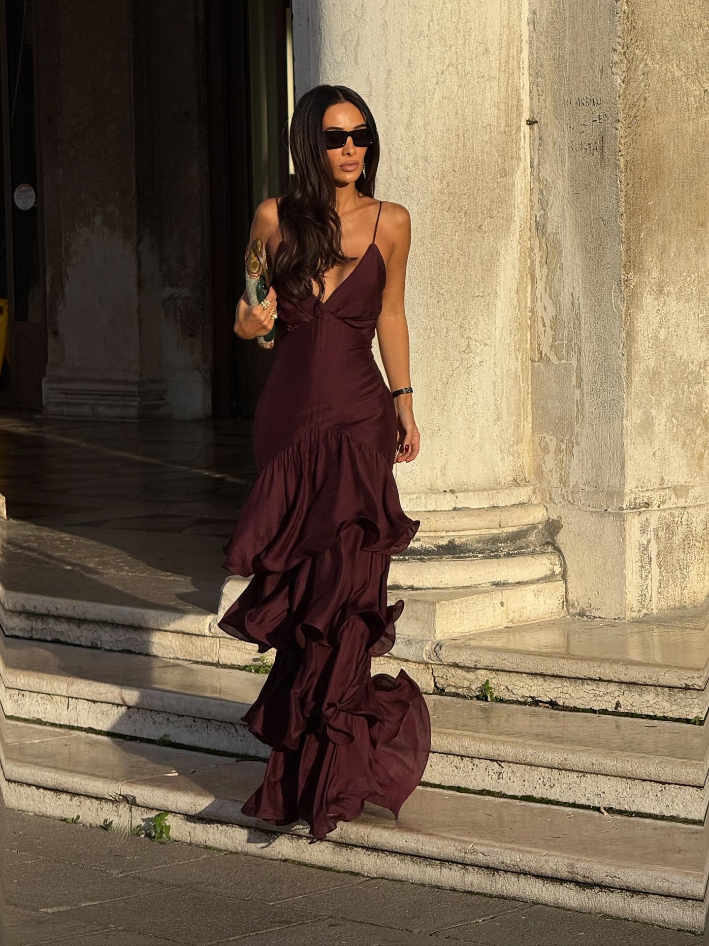 Elegantes gestuftes Maxikleid in Burgunderrot