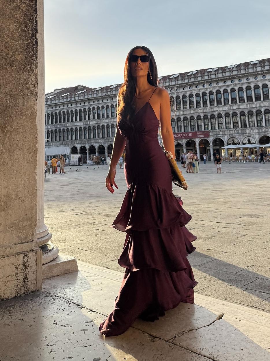 Elegantes gestuftes Maxikleid in Burgunderrot