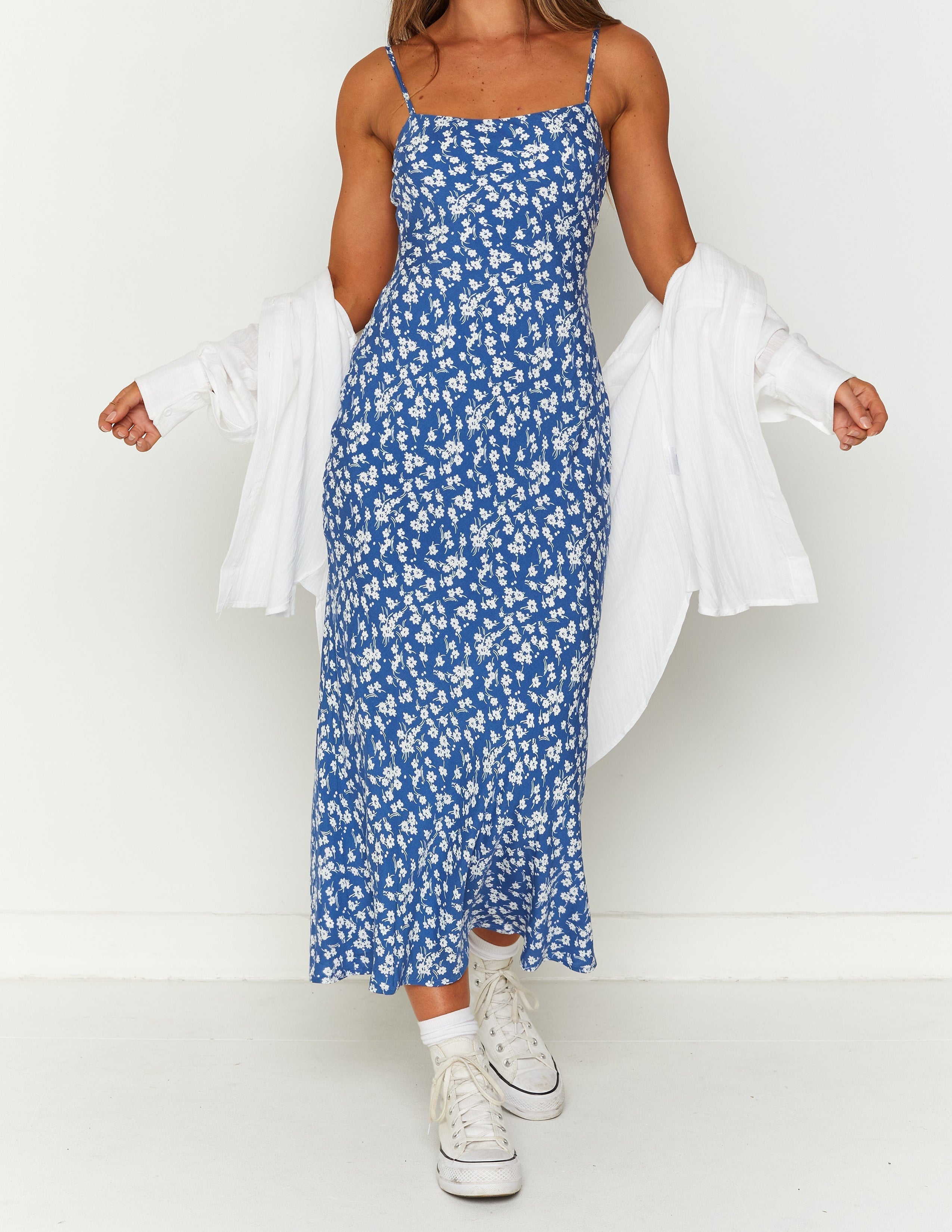 Delphine blaues Midikleid mit Blumenmuster