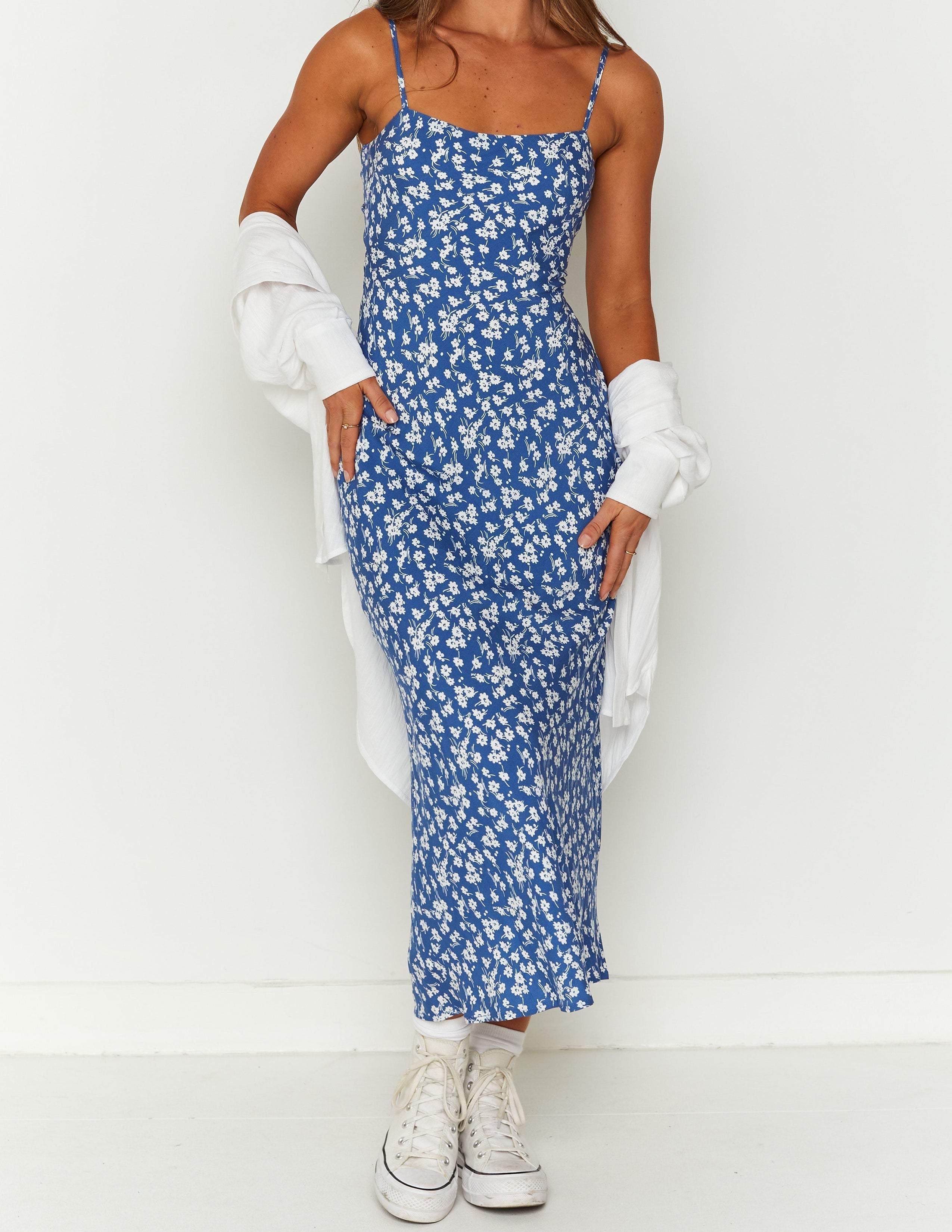 Delphine blaues Midikleid mit Blumenmuster