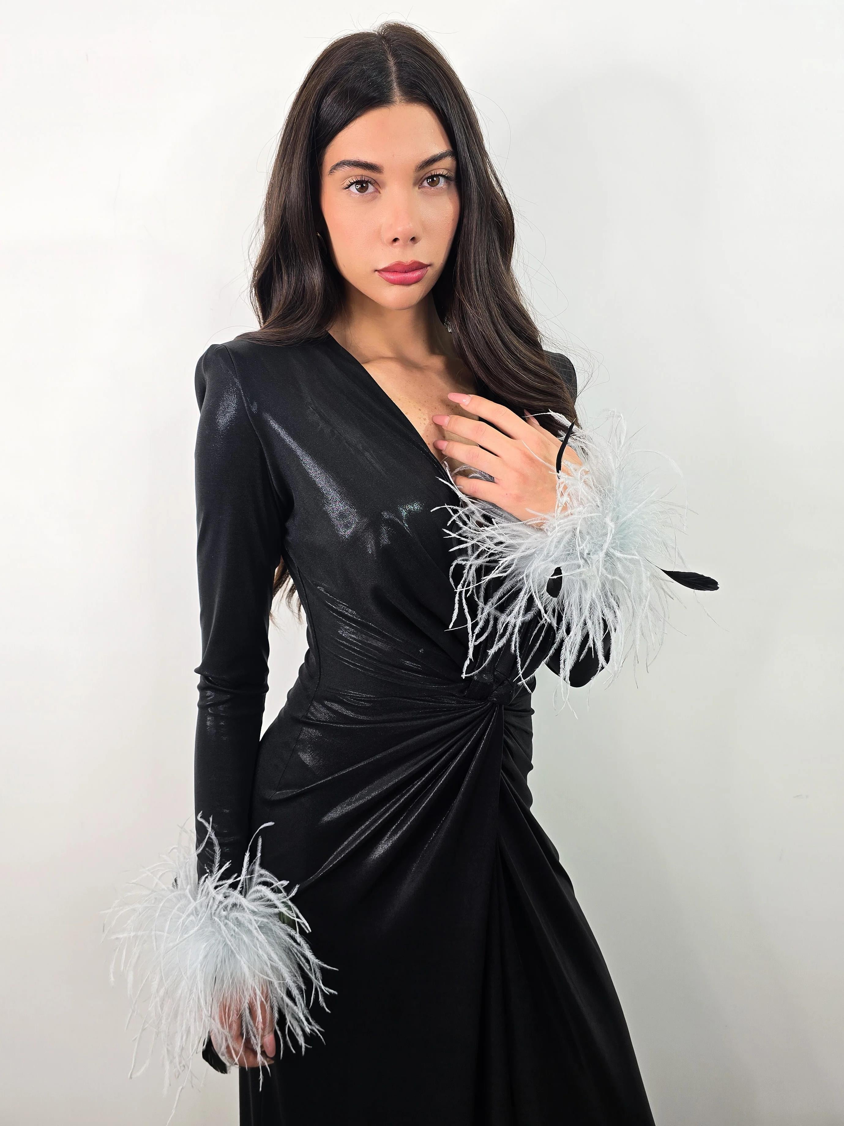 Maxikleid mit seitlichem Schlitz und glänzenden Feder-Manschetten