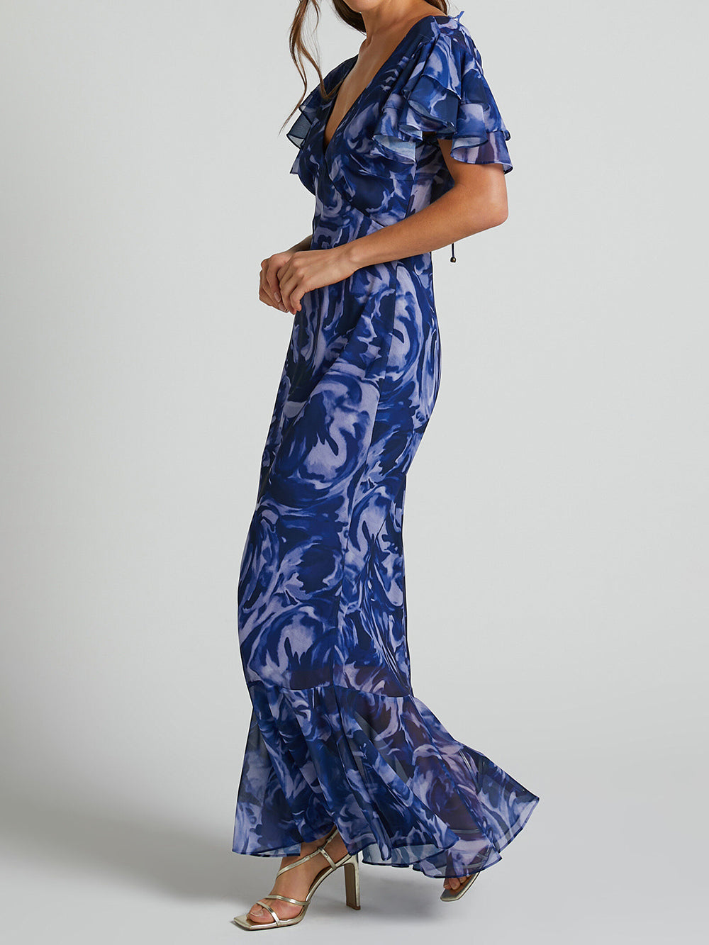 Maxikleid mit V-Ausschnitt, Volantärmeln und marineblauem Wirbelmuster