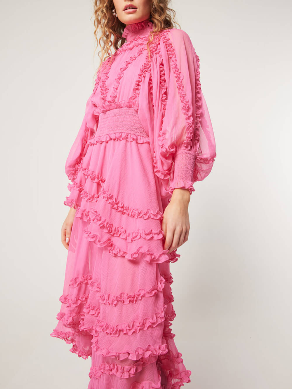 Midikleid mit Stehkragen, gestuften Rüschen und Laternenärmeln